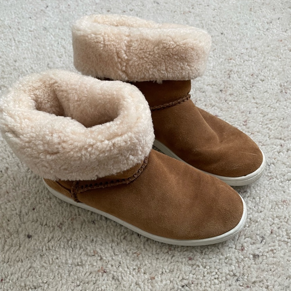 UGG Sneaker like boot